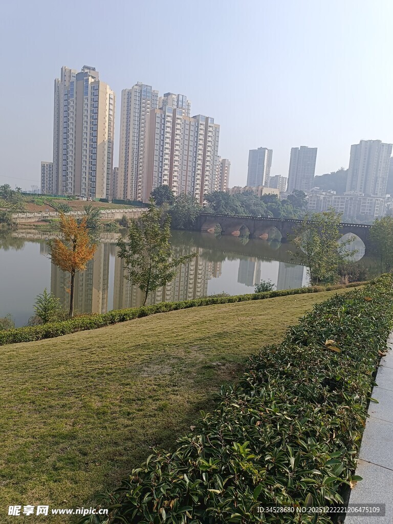 城市湖畔景观