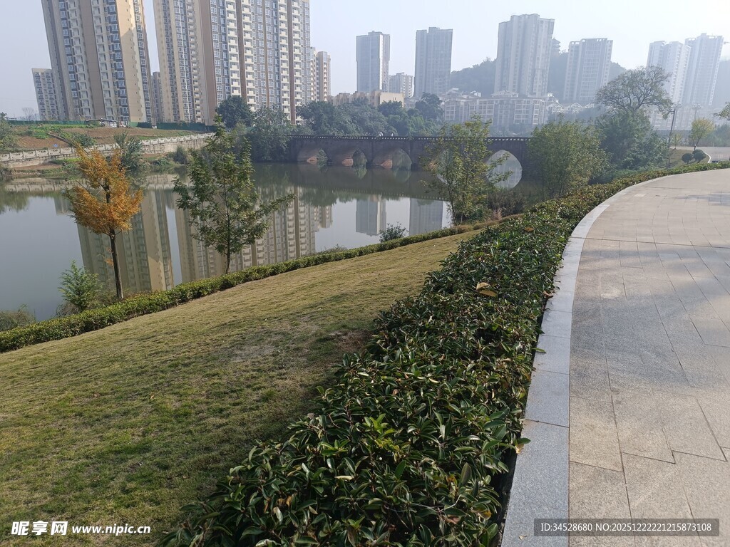 城市河畔景观步道