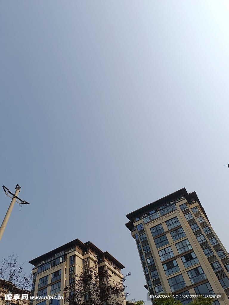 城市高楼与晴朗天空