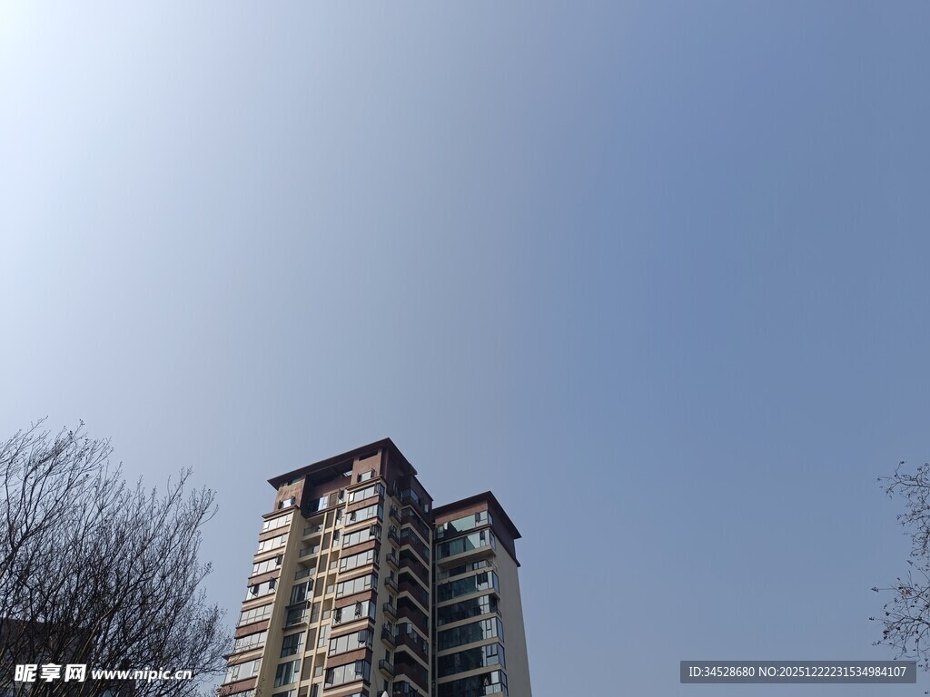 高楼矗立蓝天之下