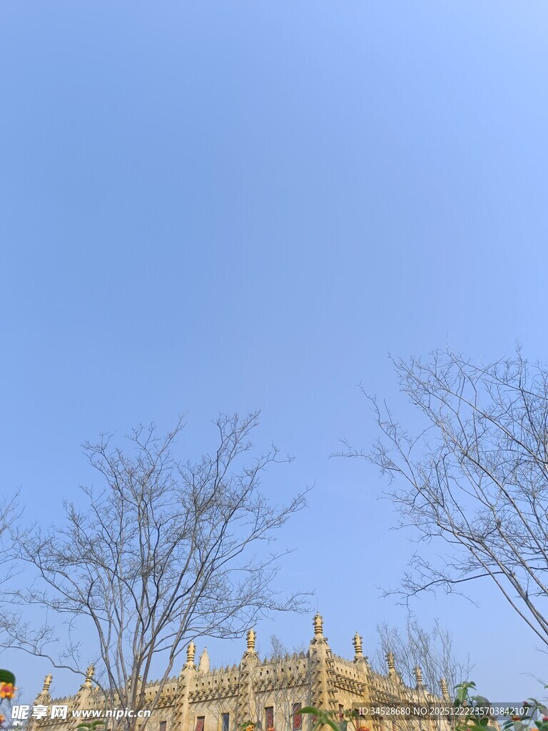 蓝天映衬下的古典建筑