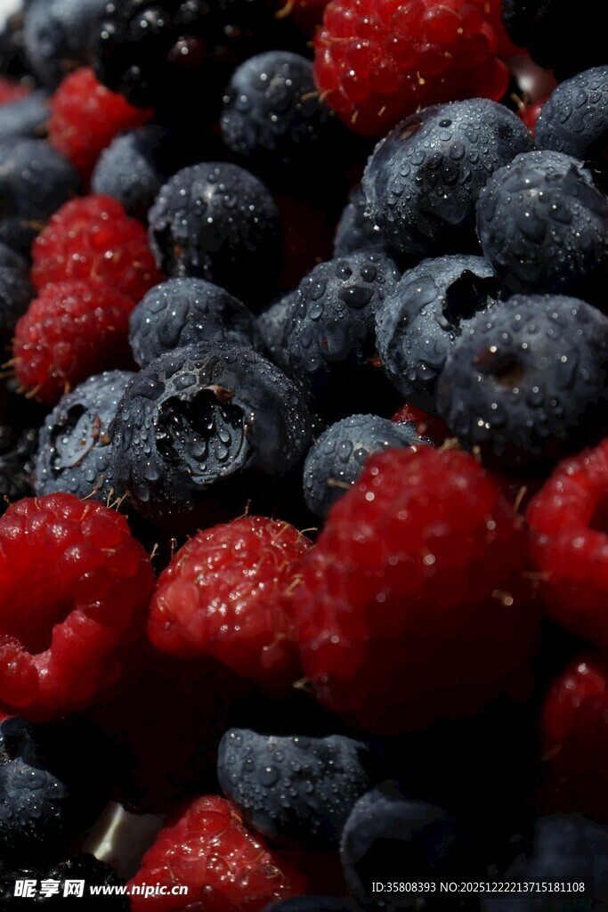 新鲜树莓蓝莓