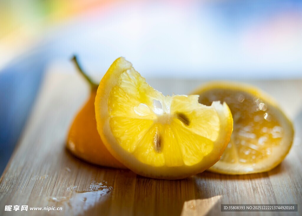 切开的柠檬与橙子