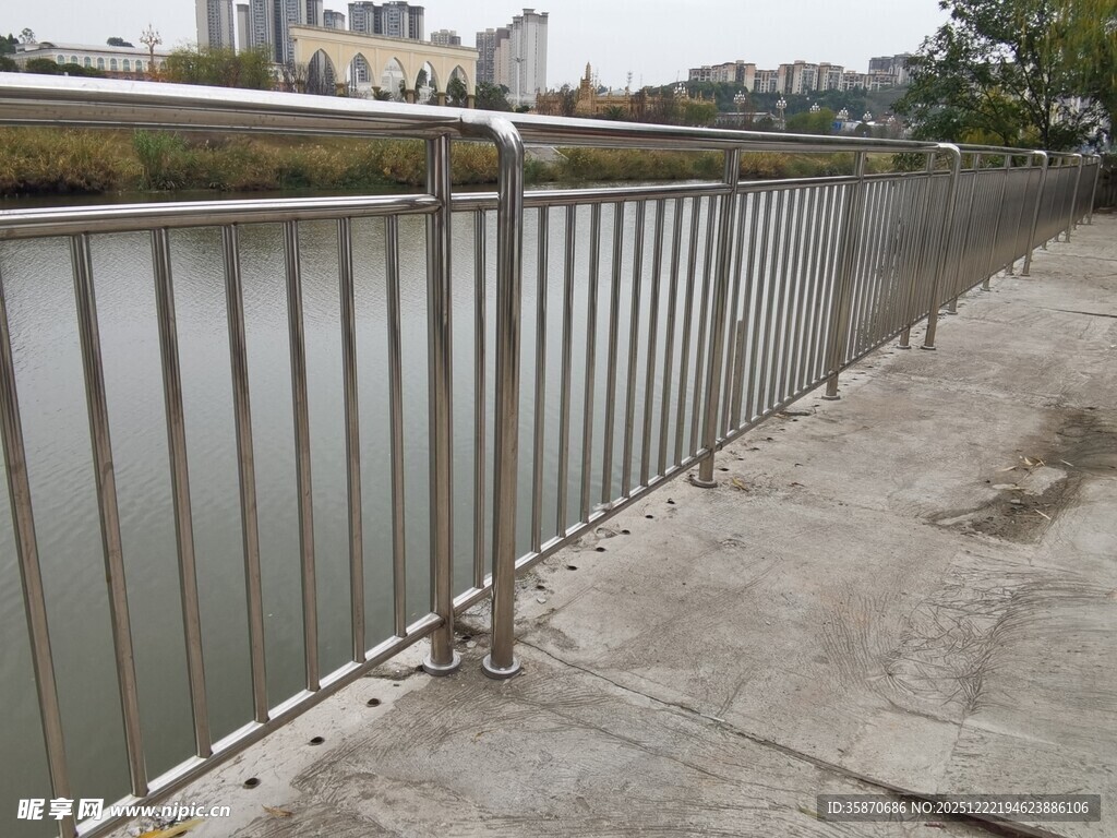 河边金属护栏人行道景观