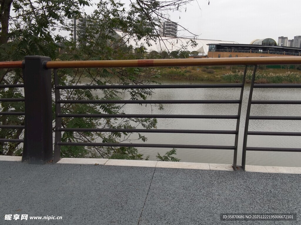 户外金属栏杆与绿植景观