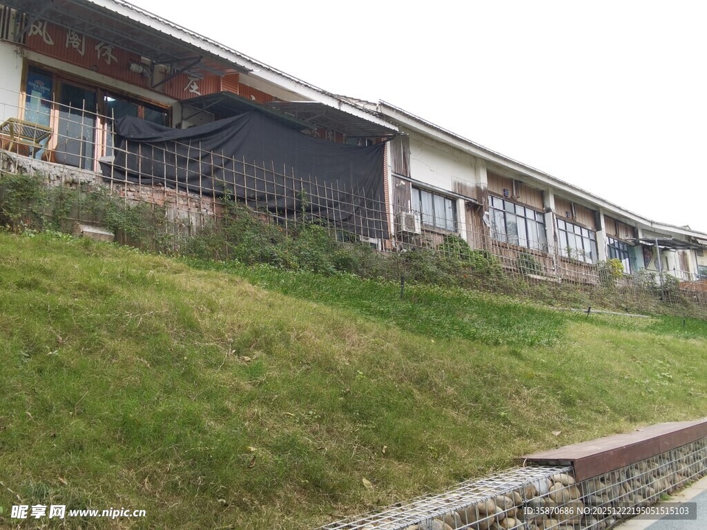 山坡旁的特色建筑群落