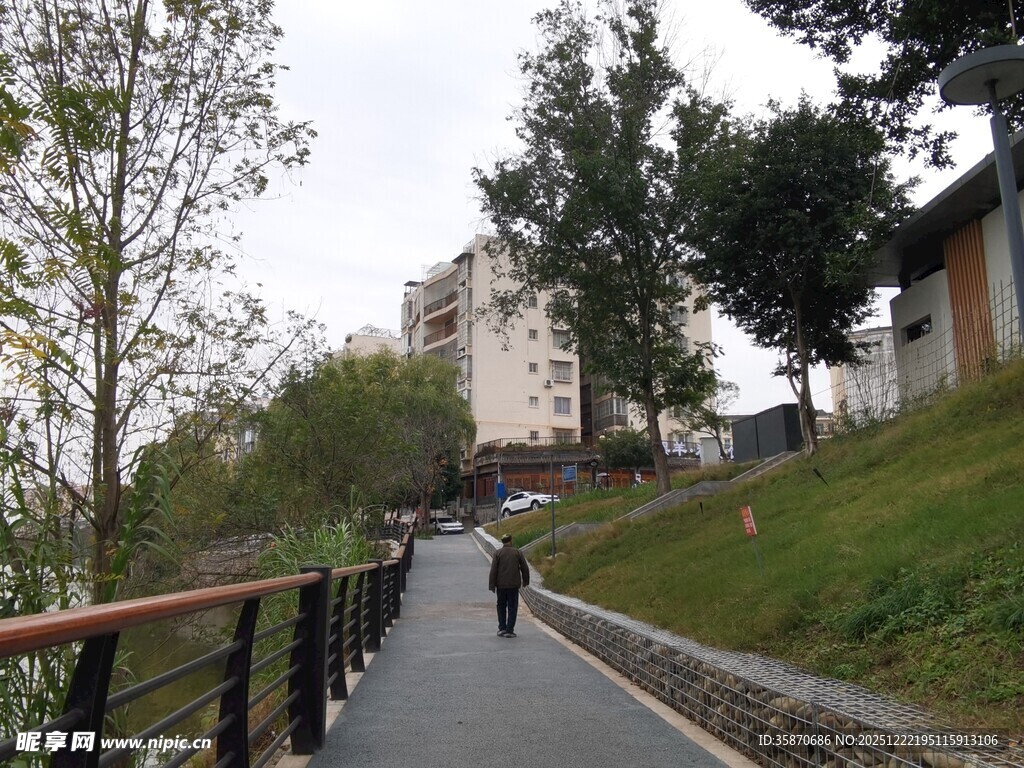 山间漫步小道上的行人