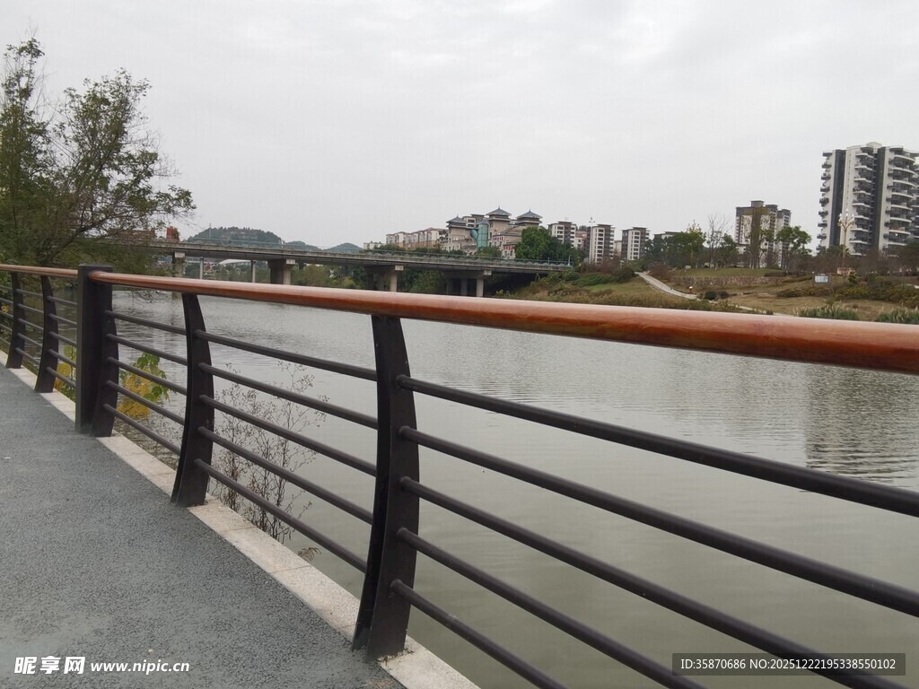 河畔步道护栏风景