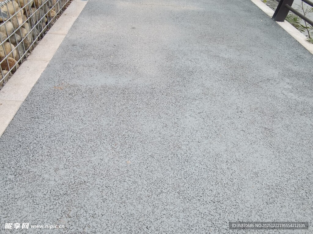 灰色透水混凝土路面展示