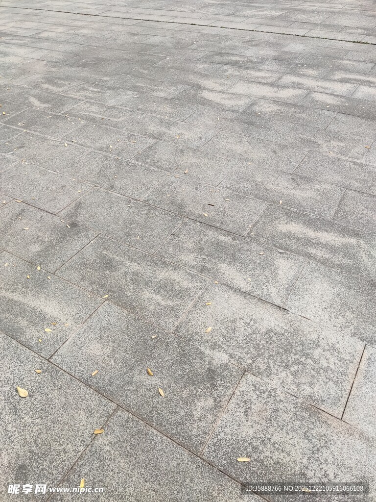 灰色石材铺就的地面纹理