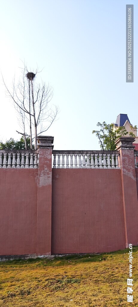 红砖围墙与蓝天绿植景观