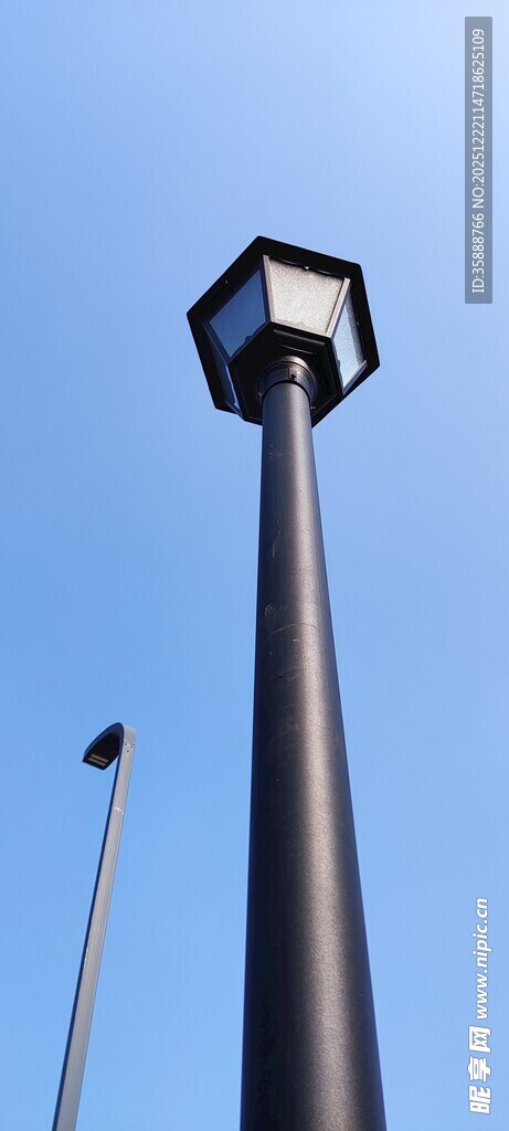 蓝天中的高耸路灯