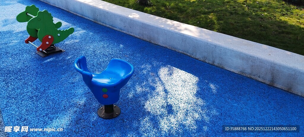 蓝色泳池中的趣味装饰物