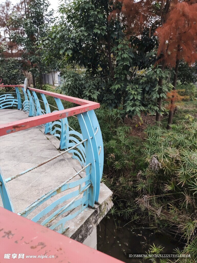 户外彩色栏杆木质露台