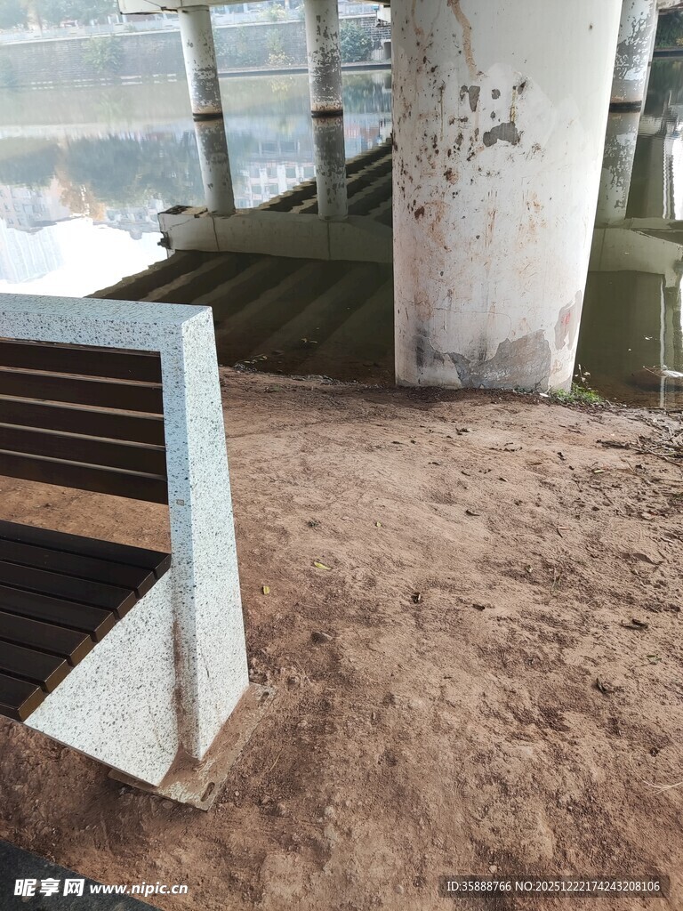 户外金属结构与地面场景