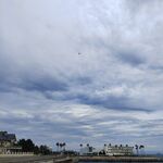 海边多云天空下的景致