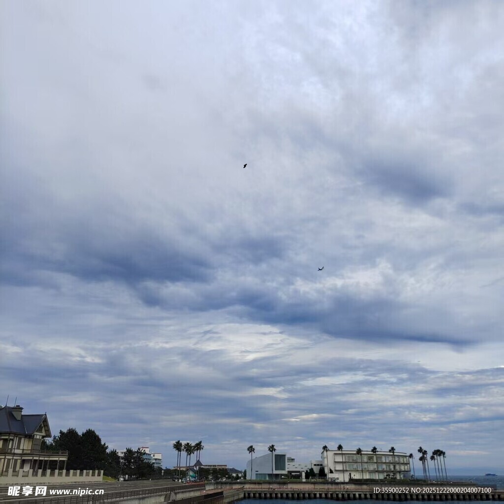 海边多云天空下的景致