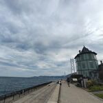 海边栈道旁的复古建筑