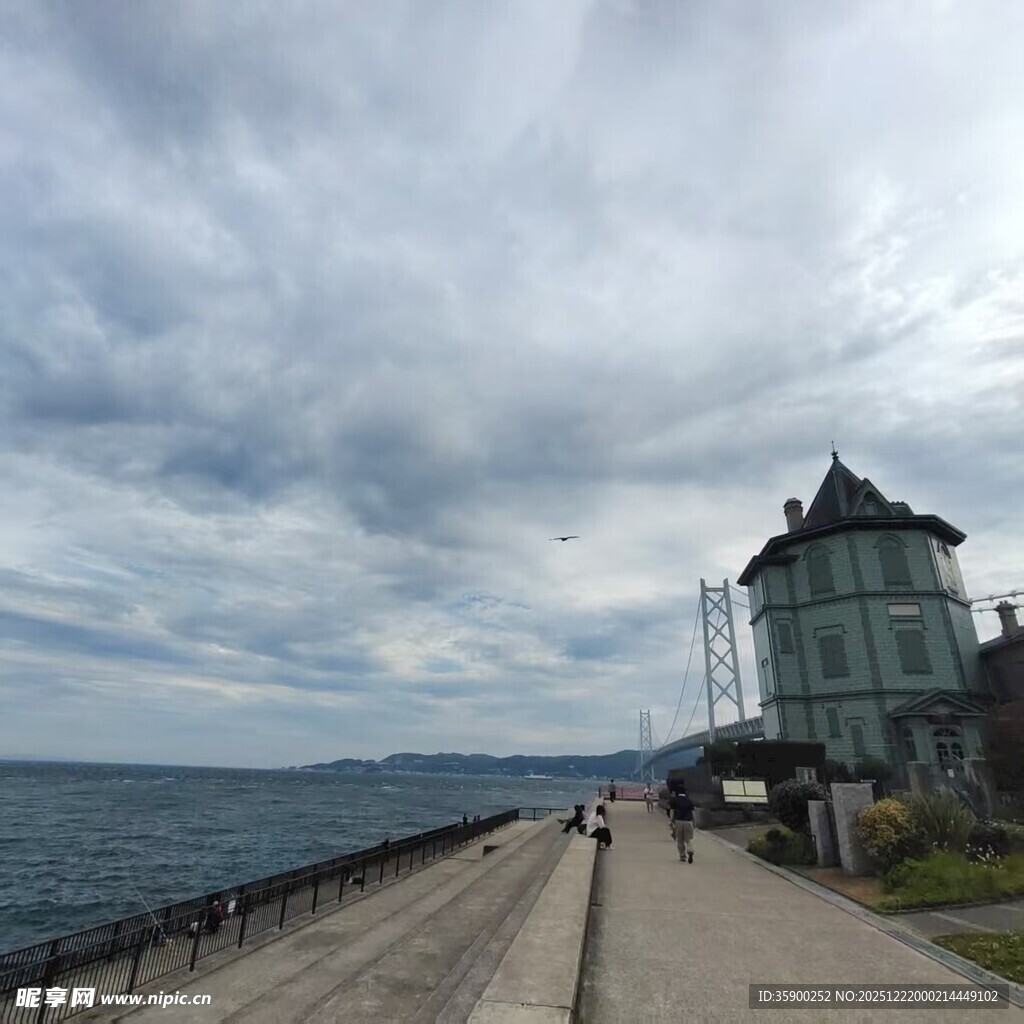 海边栈道旁的复古建筑