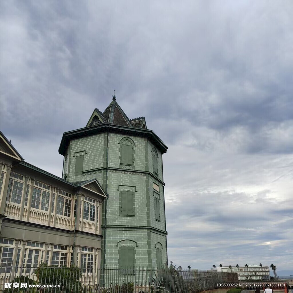 欧式绿顶建筑外观景致