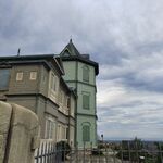 复古风格的绿色塔楼建筑