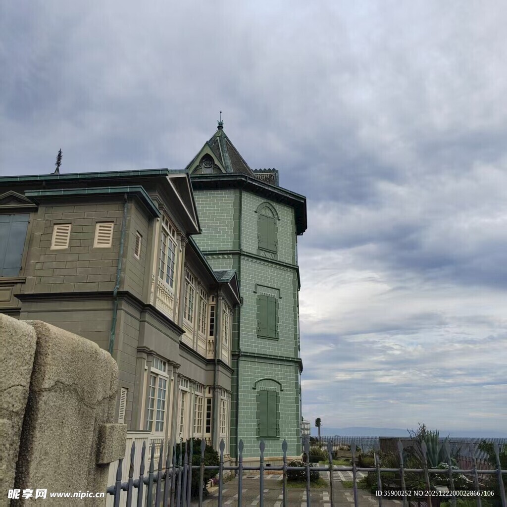 复古风格的绿色塔楼建筑
