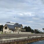 海滨旁的特色建筑景观