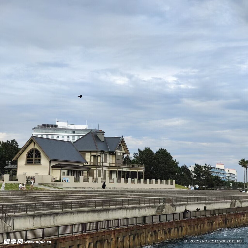 海滨旁的特色建筑景观