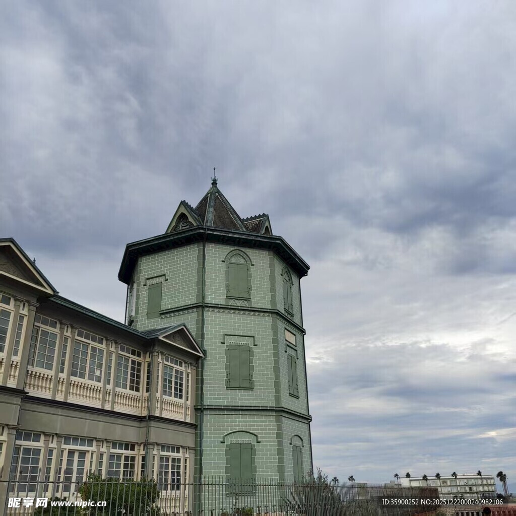 复古绿塔楼建筑外观