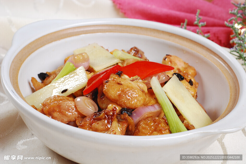 煲仔锅菜品豉香滑鸡煲