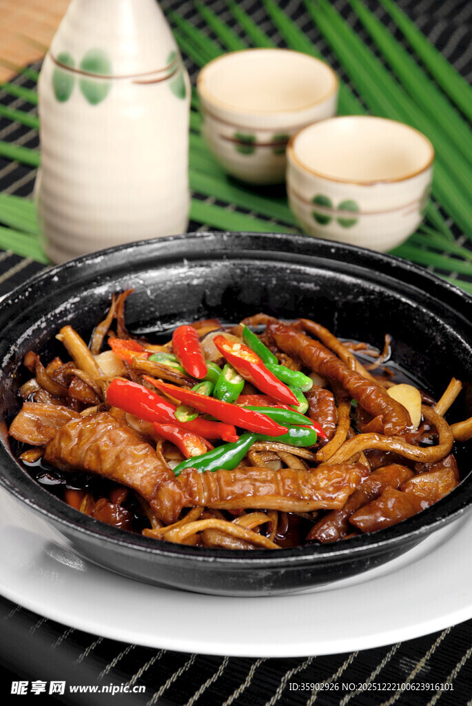 煲仔锅菜品茶菇香肥肠