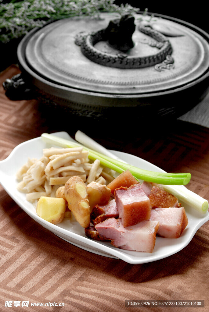 煲仔锅菜品风干萝卜煲咸猪手