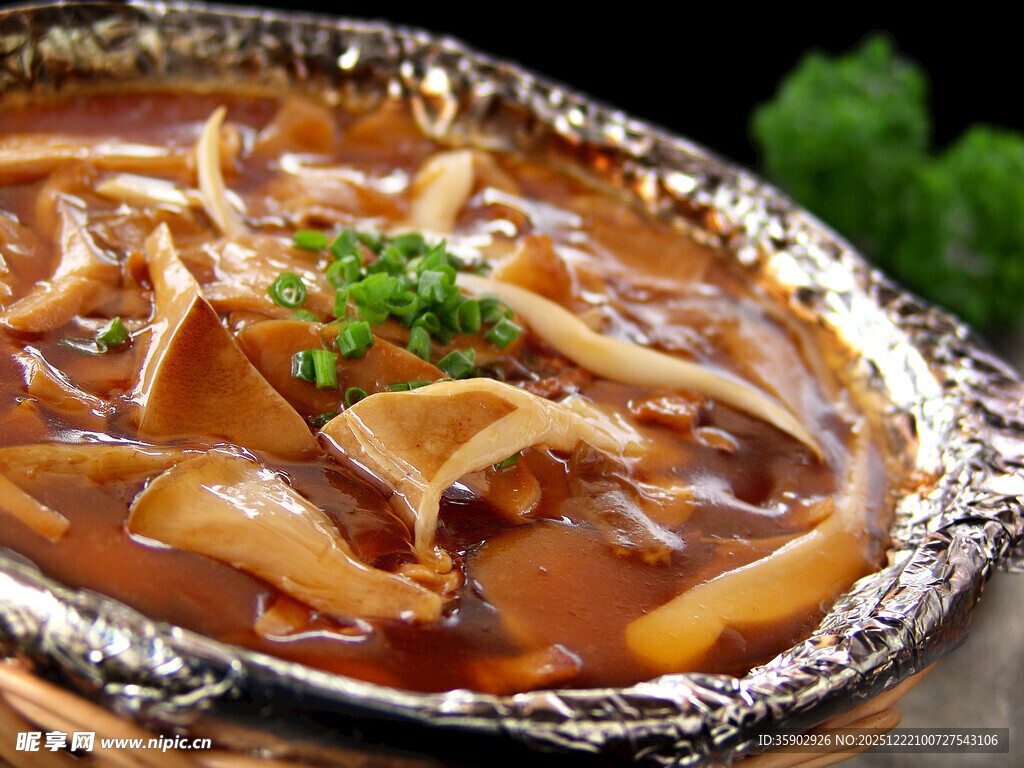 煲仔锅菜品鲍汁杂菌煲