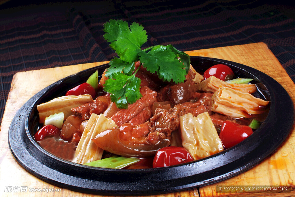 煲仔锅菜品腐竹乳牛煲