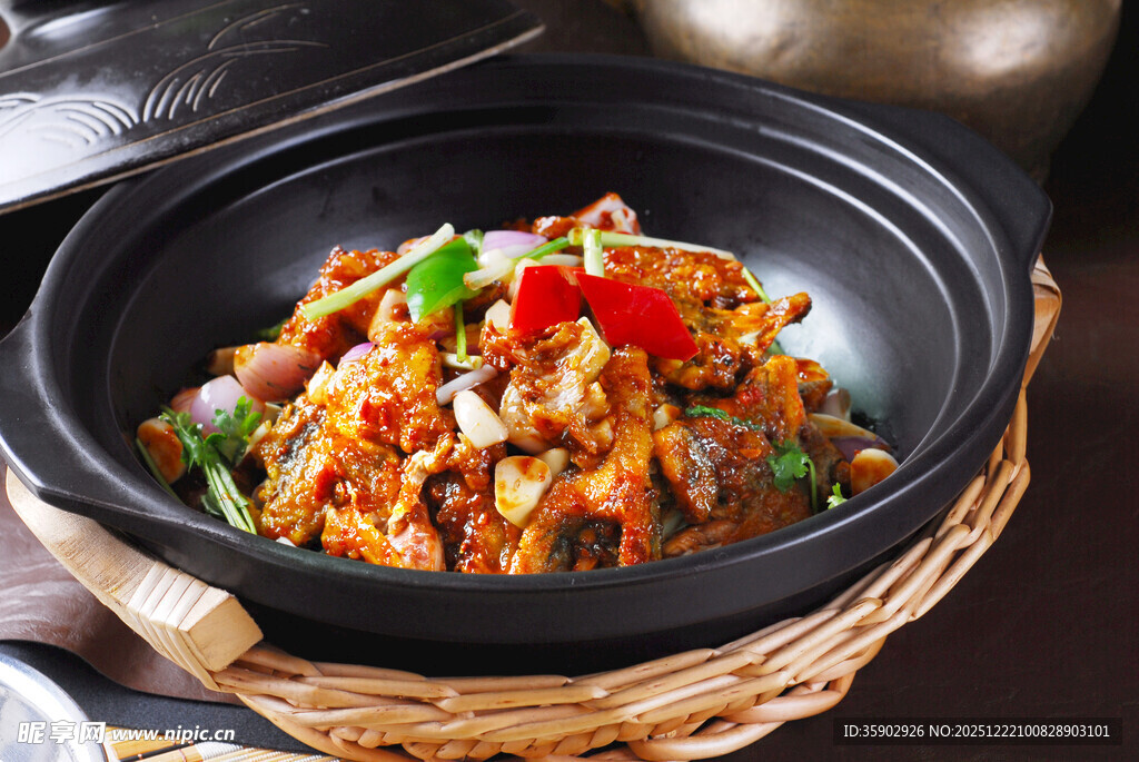 煲仔锅菜品鲍菇鱼头煲