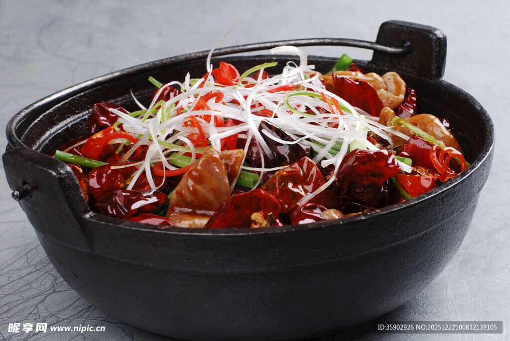 煲仔锅菜品红白豆腐煮肥肠