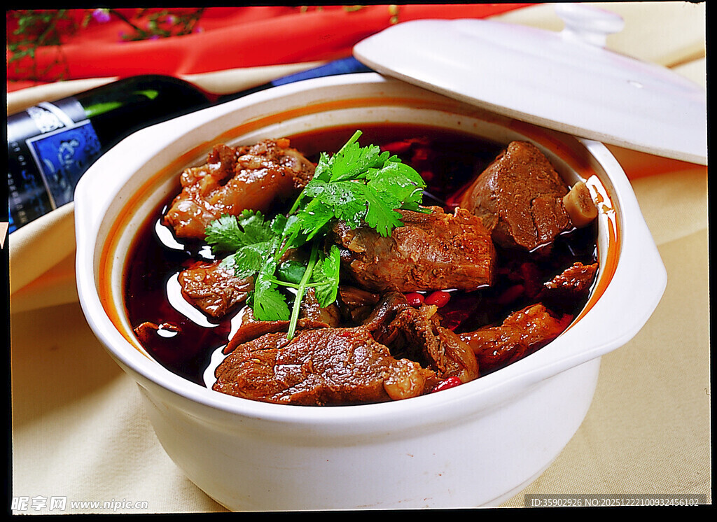 煲仔锅菜品红汤狗肉煲