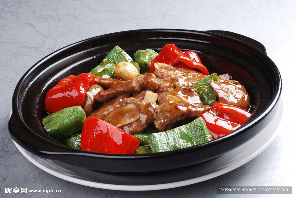 煲仔锅菜品虎皮尖椒牛仔骨