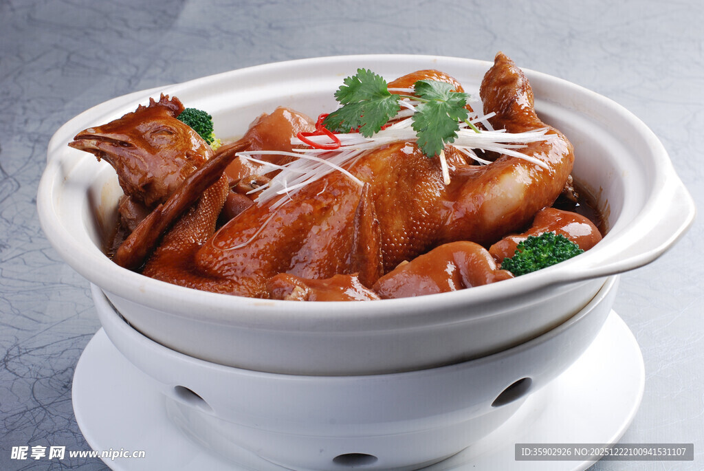 煲仔锅菜品虎爪焖鸡