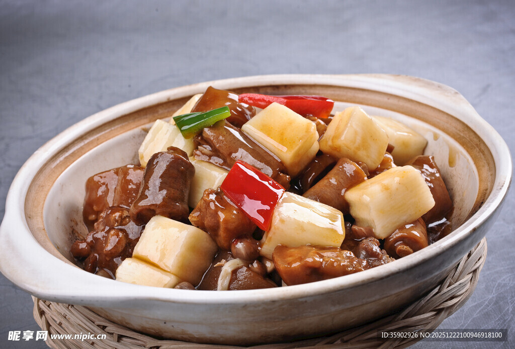 煲仔锅菜品花生国药猪尾煲