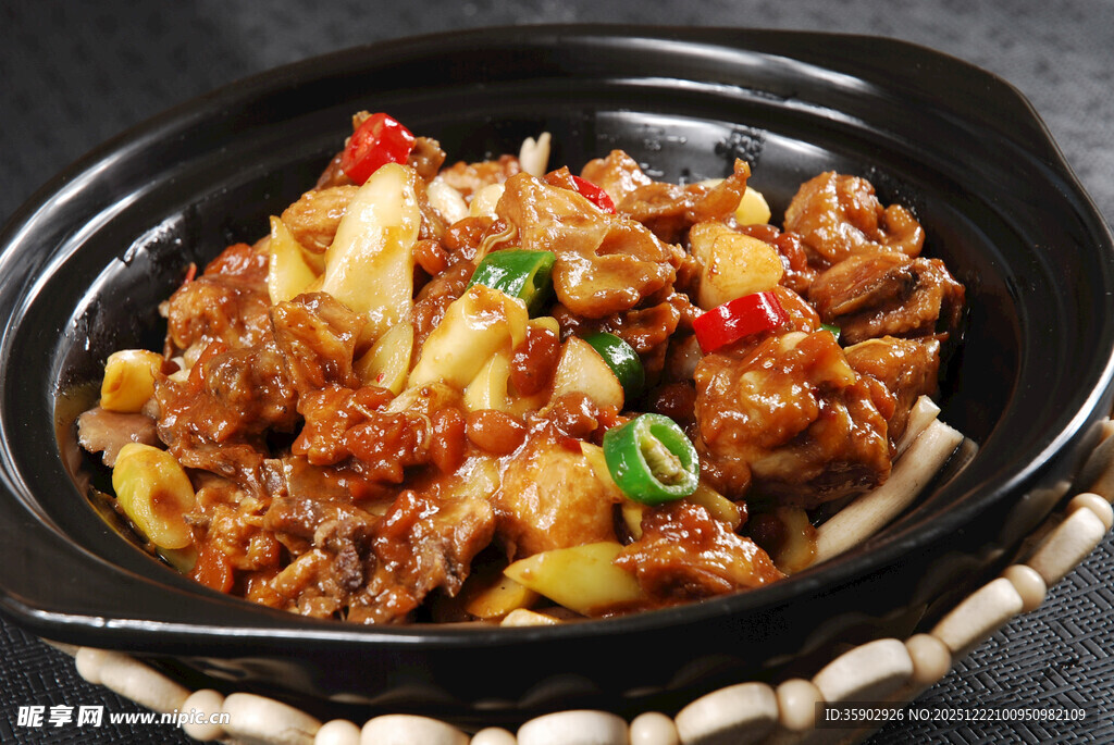 煲仔锅菜品黄豆酱煨土鸡