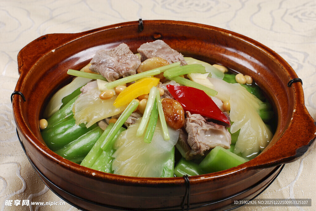 煲仔锅菜品黄豆凉瓜排骨煲