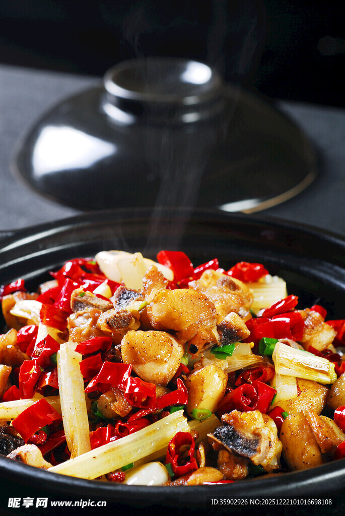 煲仔锅菜品煲仔香辣仔鸡肉煲仔