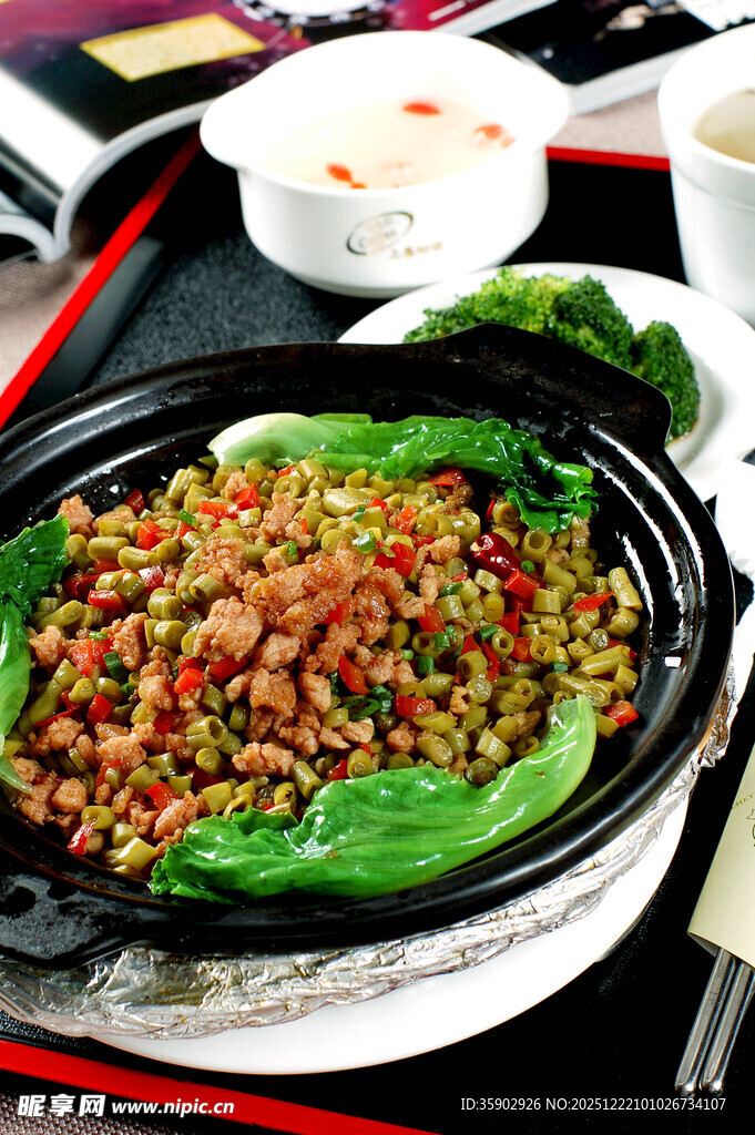 煲仔锅菜品豇豆肉沫煲仔