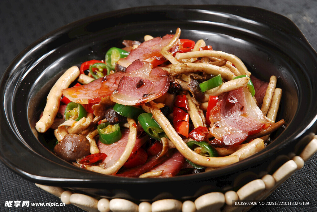 煲仔锅菜品腊肉茶树菇