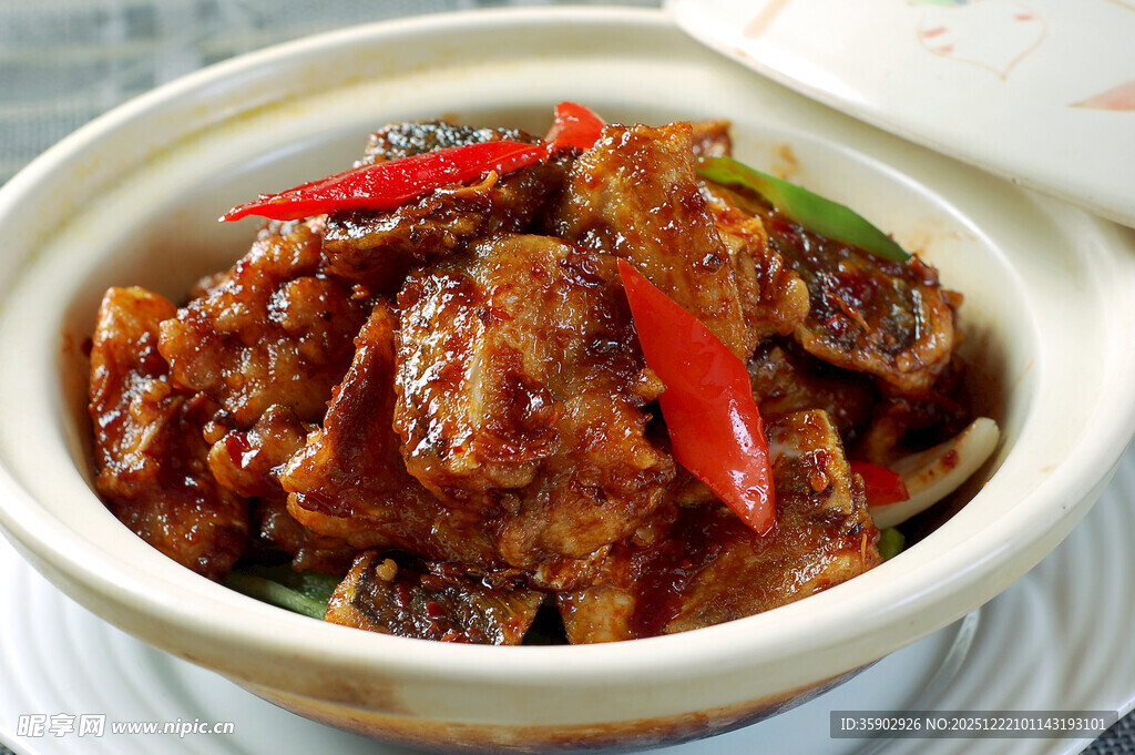 煲仔锅菜品酱香鱼头煲 