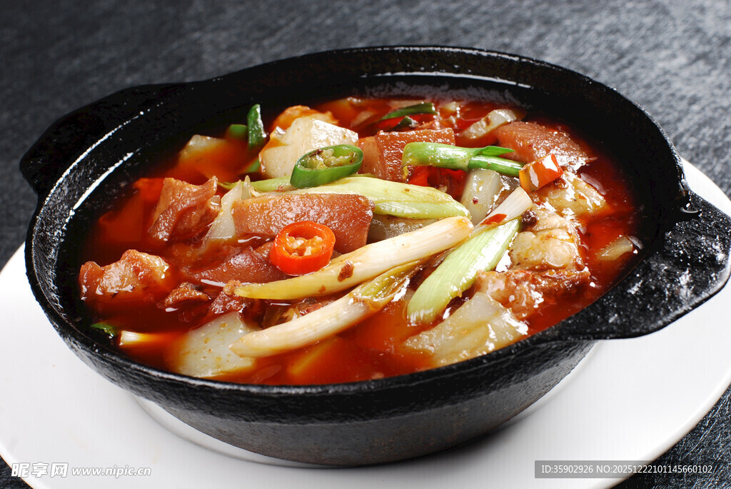 煲仔锅菜品凉粉红烧肉