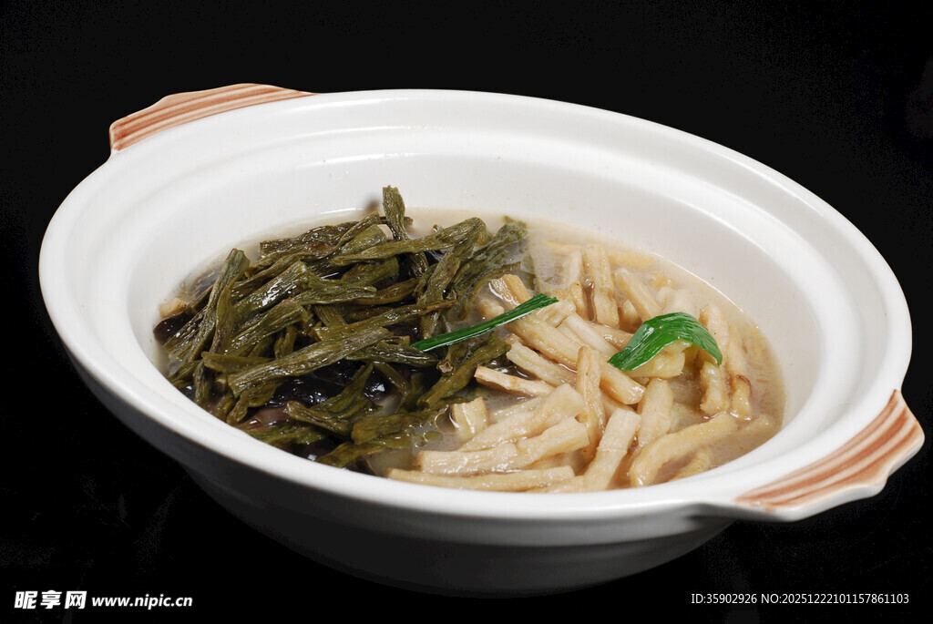 煲仔锅菜品萝卜干炖豇豆