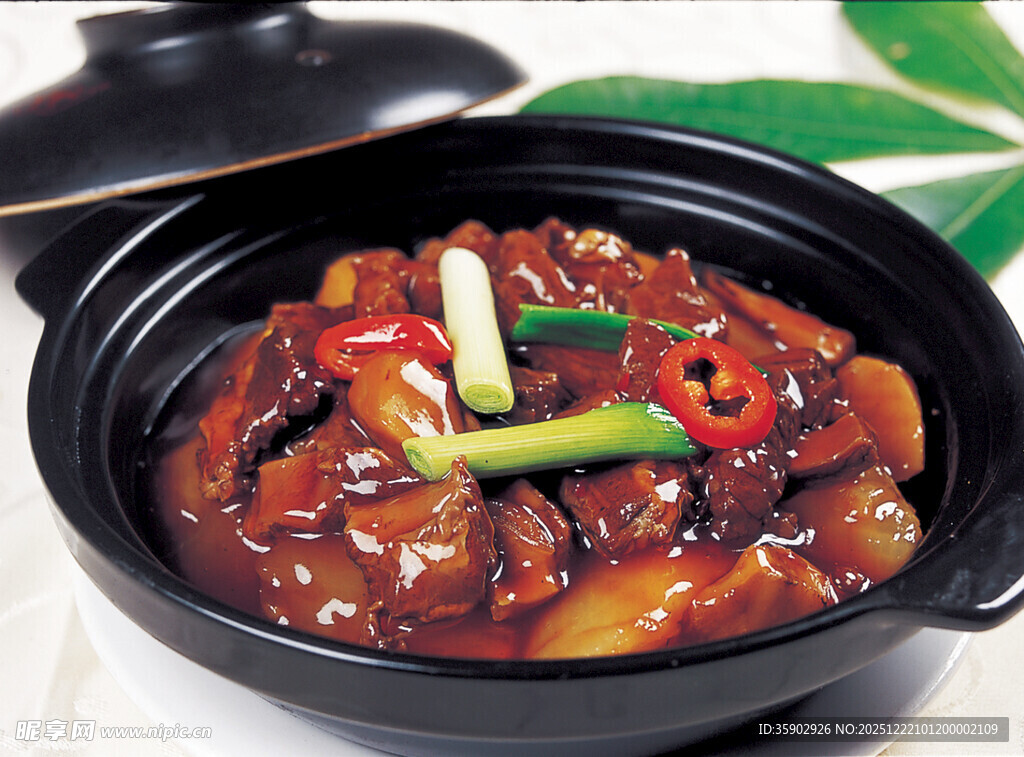 煲仔锅菜品萝卜焖牛腩