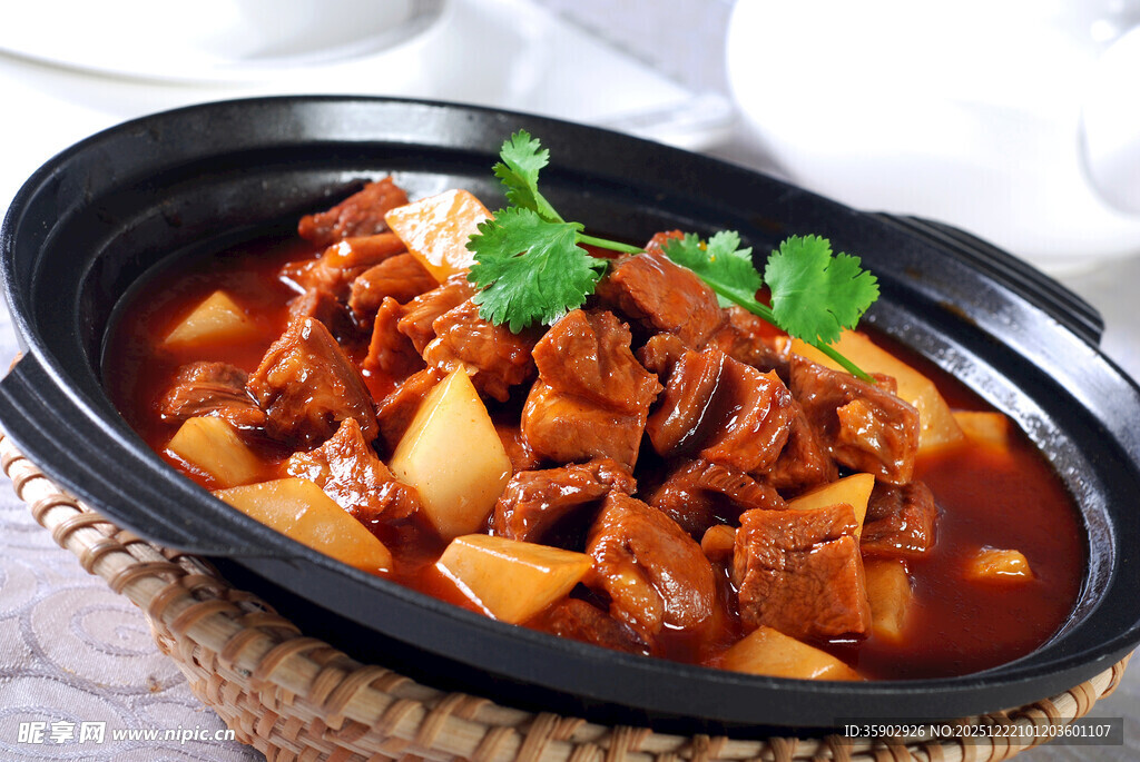 煲仔锅菜品红烧牛腩